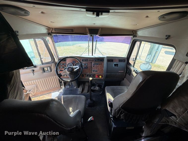 image for item DV8629 2001 Kenworth T800 semi truck