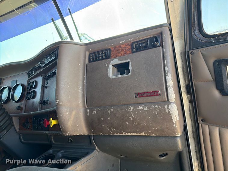 image for item DV8629 2001 Kenworth T800 semi truck