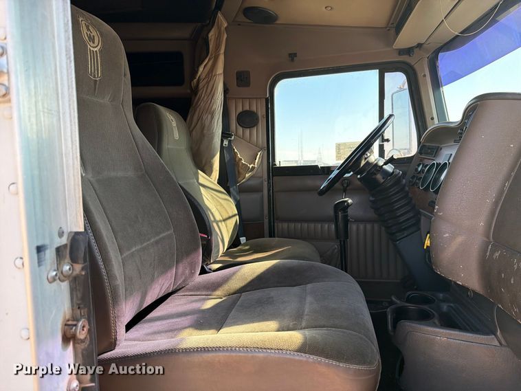 image for item DV8629 2001 Kenworth T800 semi truck