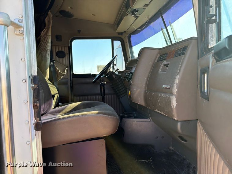 image for item DV8629 2001 Kenworth T800 semi truck