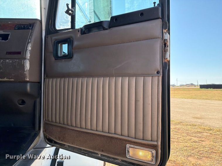 image for item DV8629 2001 Kenworth T800 semi truck