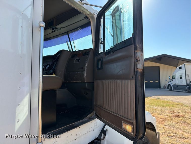 image for item DV8629 2001 Kenworth T800 semi truck