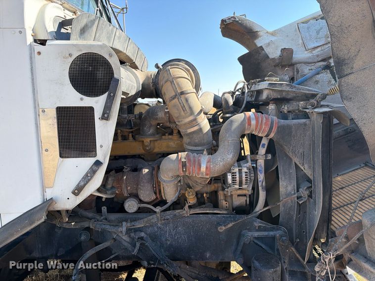 image for item DV8629 2001 Kenworth T800 semi truck