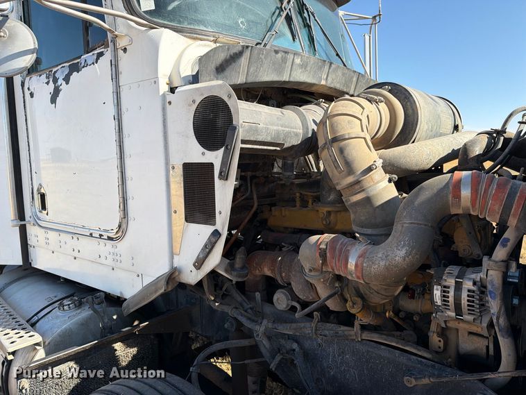 image for item DV8629 2001 Kenworth T800 semi truck