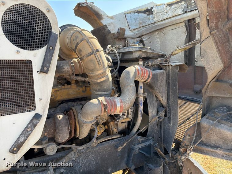 image for item DV8629 2001 Kenworth T800 semi truck