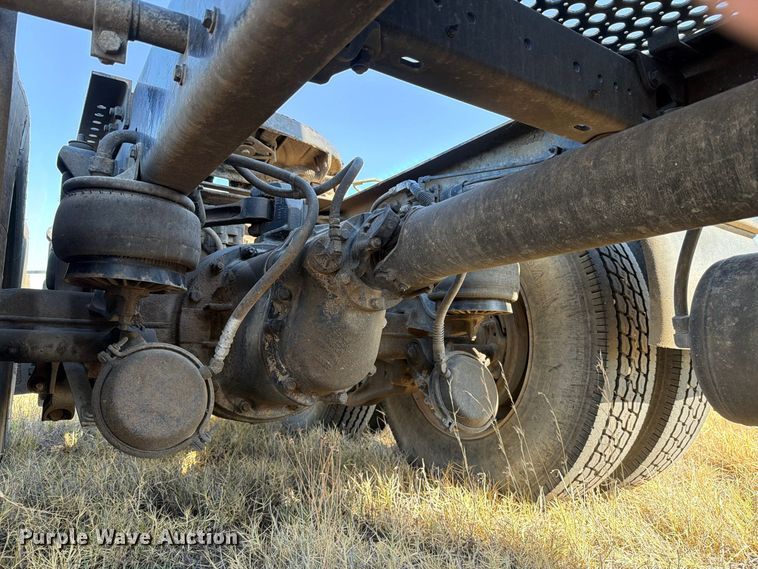 image for item DV8629 2001 Kenworth T800 semi truck