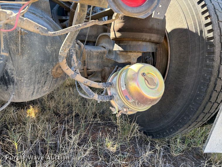 image for item DV8629 2001 Kenworth T800 semi truck
