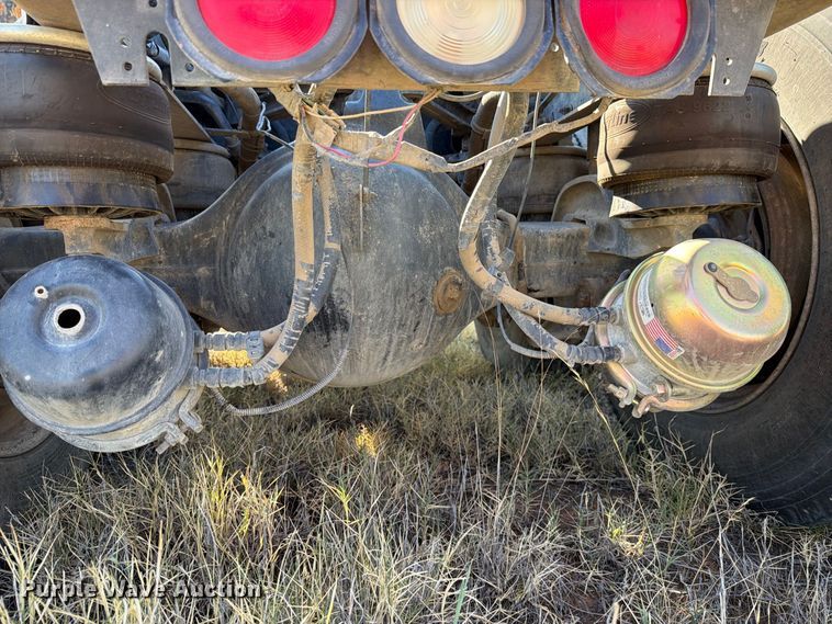 image for item DV8629 2001 Kenworth T800 semi truck