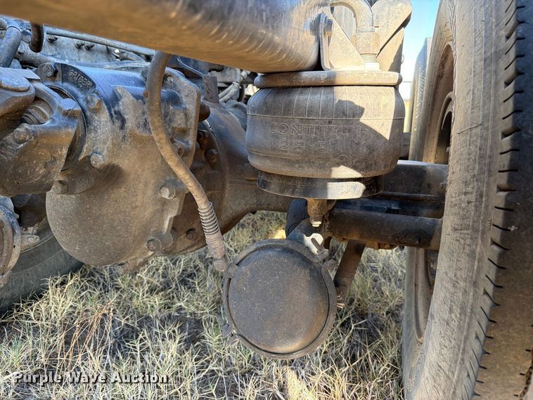 image for item DV8629 2001 Kenworth T800 semi truck