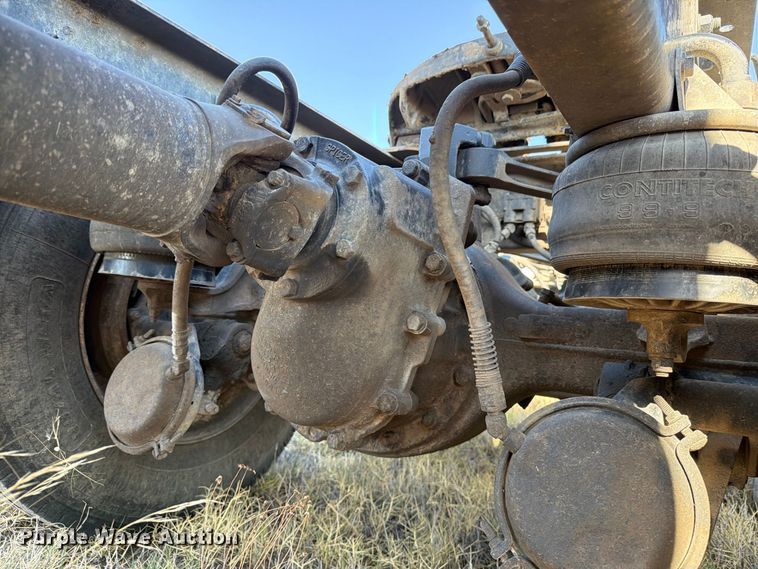 image for item DV8629 2001 Kenworth T800 semi truck