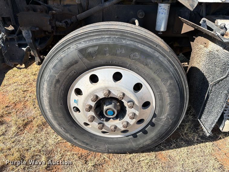 image for item DV8629 2001 Kenworth T800 semi truck