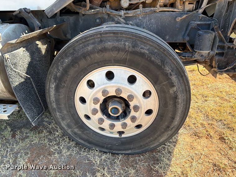 image for item DV8629 2001 Kenworth T800 semi truck