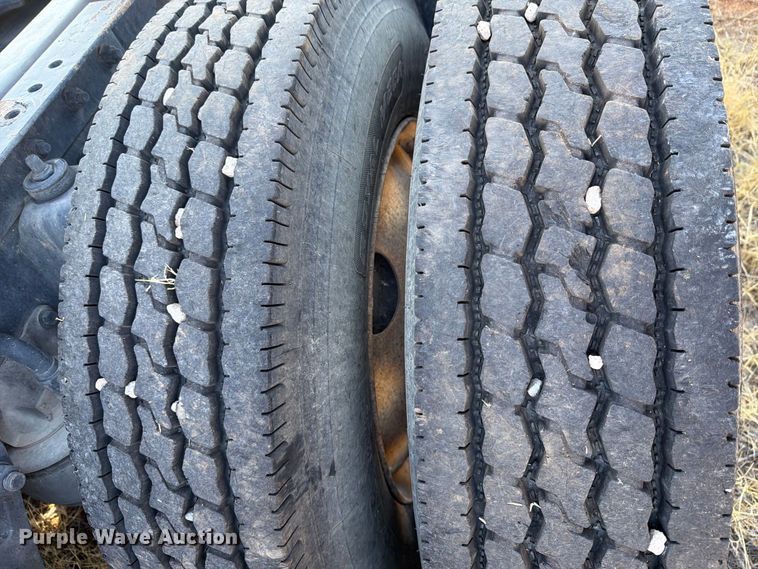 image for item DV8629 2001 Kenworth T800 semi truck