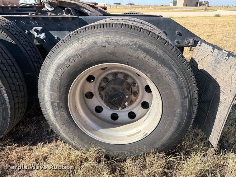 image for item DV8629 2001 Kenworth T800 semi truck