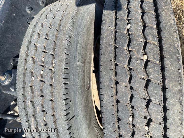 image for item DV8629 2001 Kenworth T800 semi truck