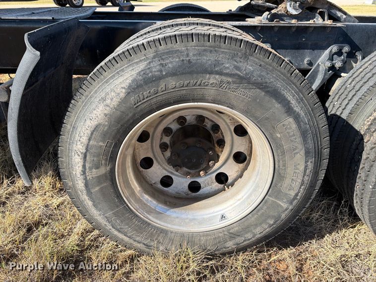 image for item DV8629 2001 Kenworth T800 semi truck