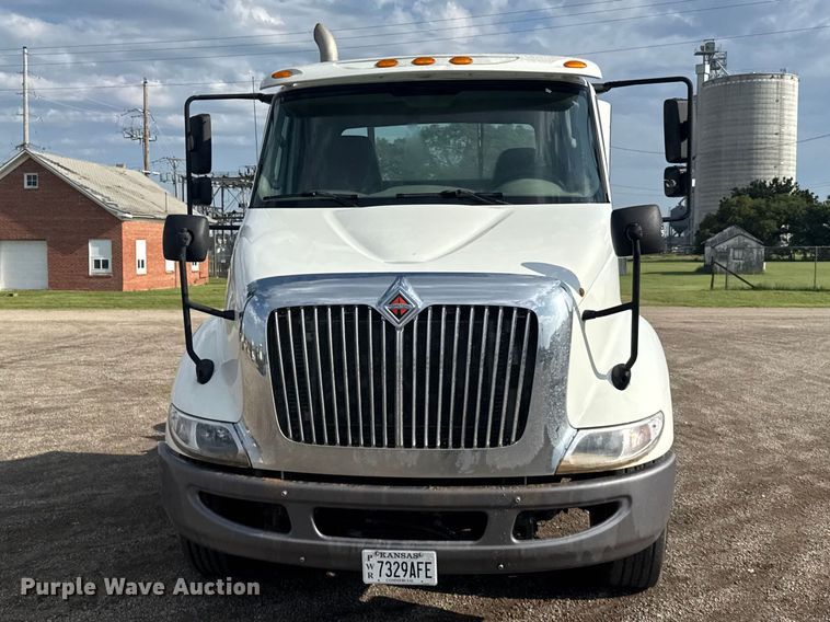 image for item DY3231 2017 International 8600 semi truck