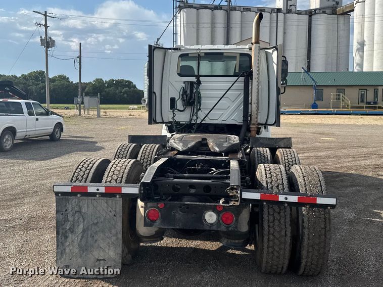 image for item DY3231 2017 International 8600 semi truck