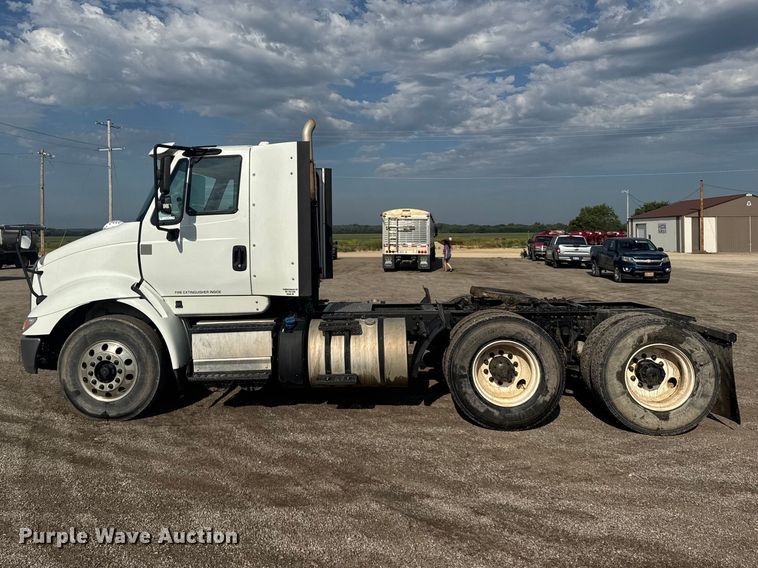 image for item DY3231 2017 International 8600 semi truck
