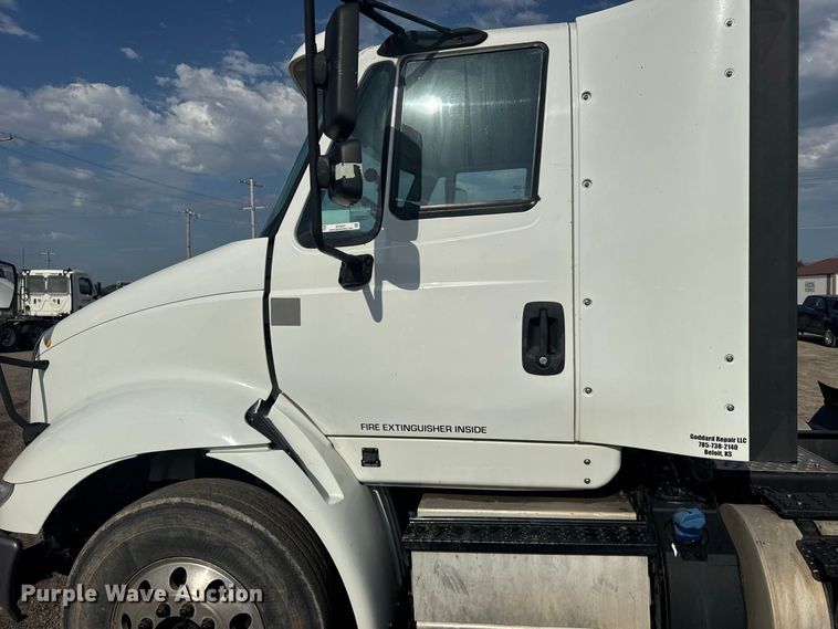 image for item DY3231 2017 International 8600 semi truck