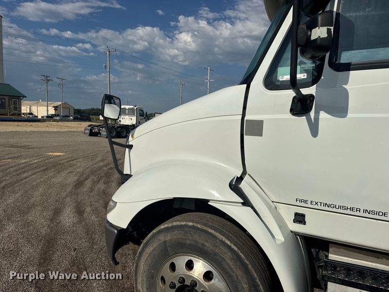 image for item DY3231 2017 International 8600 semi truck