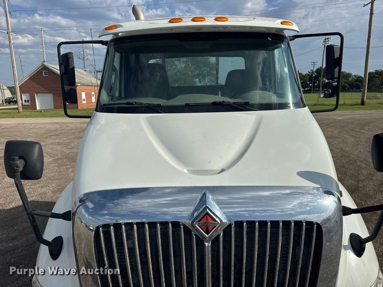 image for item DY3231 2017 International 8600 semi truck