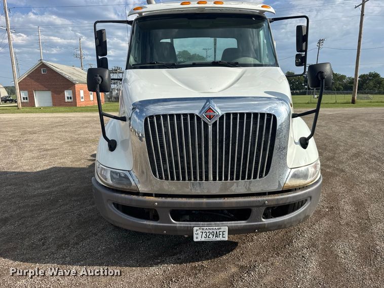 image for item DY3231 2017 International 8600 semi truck