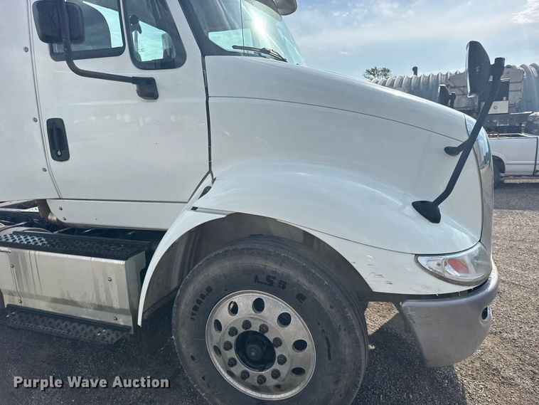 image for item DY3231 2017 International 8600 semi truck