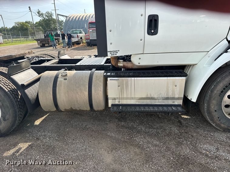 image for item DY3231 2017 International 8600 semi truck