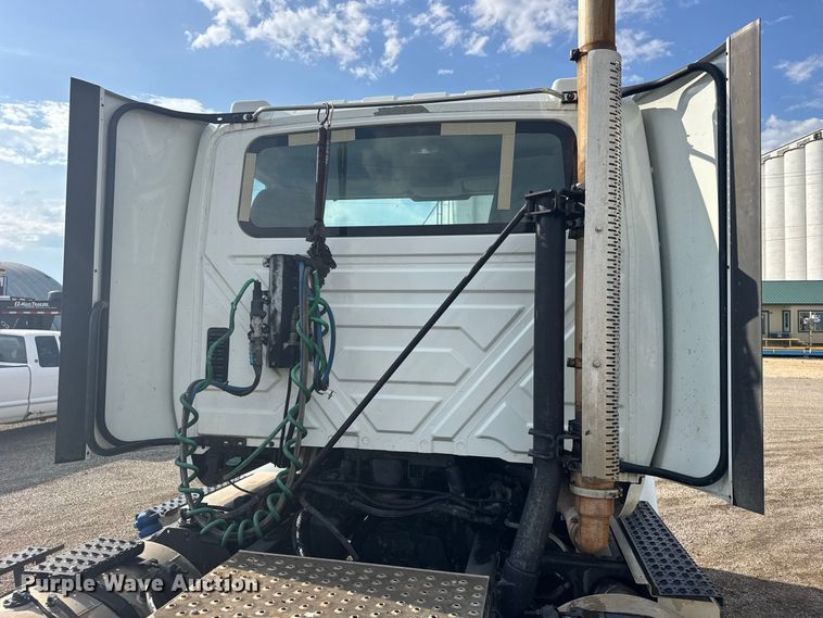 image for item DY3231 2017 International 8600 semi truck