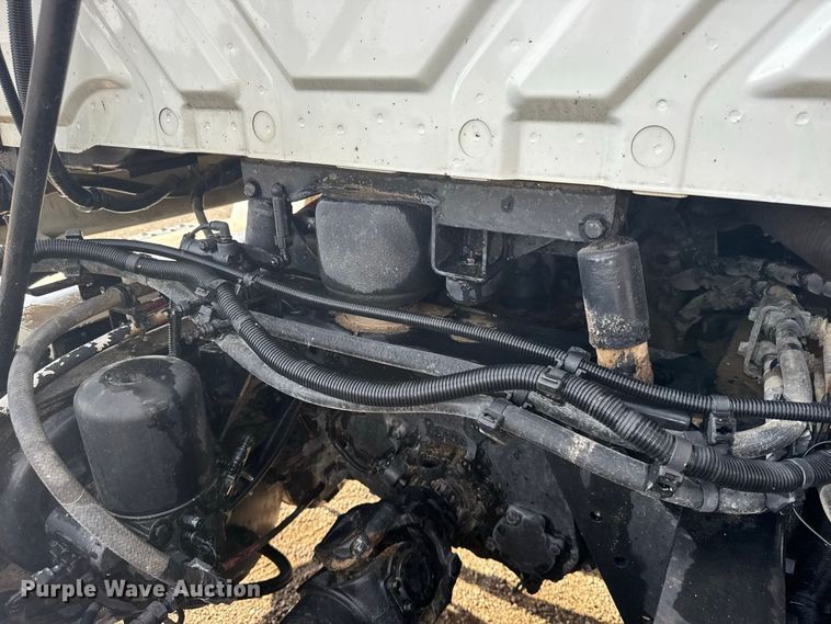 image for item DY3231 2017 International 8600 semi truck