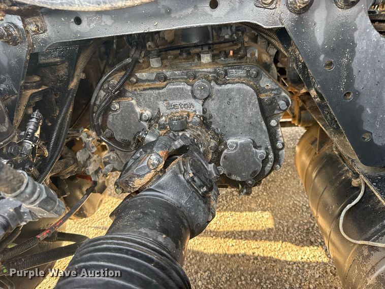 image for item DY3231 2017 International 8600 semi truck