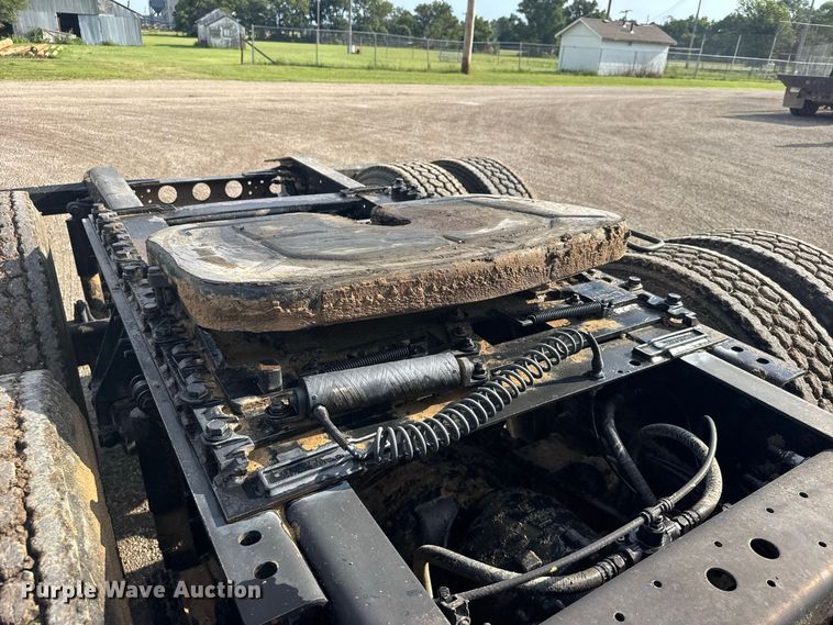 image for item DY3231 2017 International 8600 semi truck