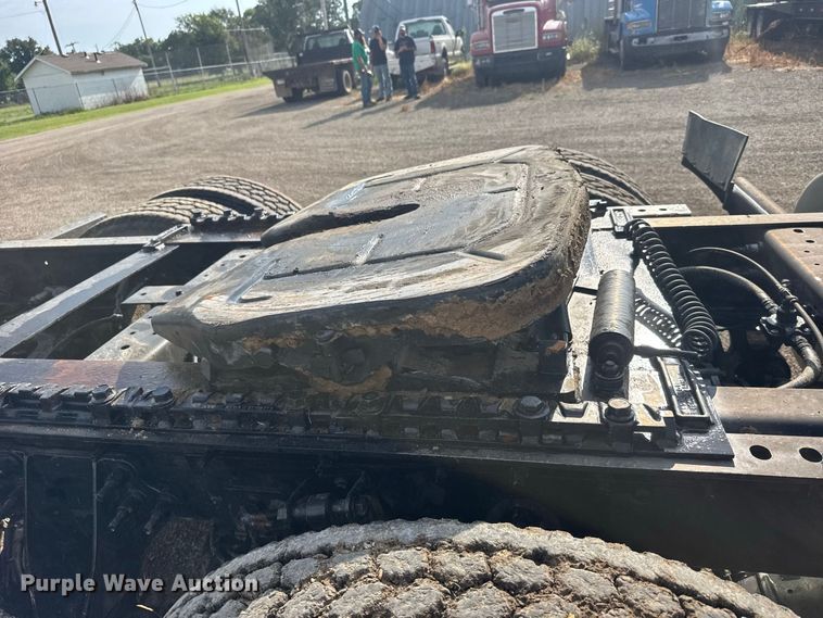 image for item DY3231 2017 International 8600 semi truck