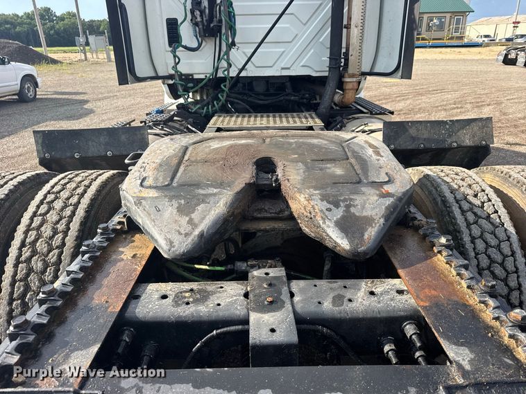 image for item DY3231 2017 International 8600 semi truck