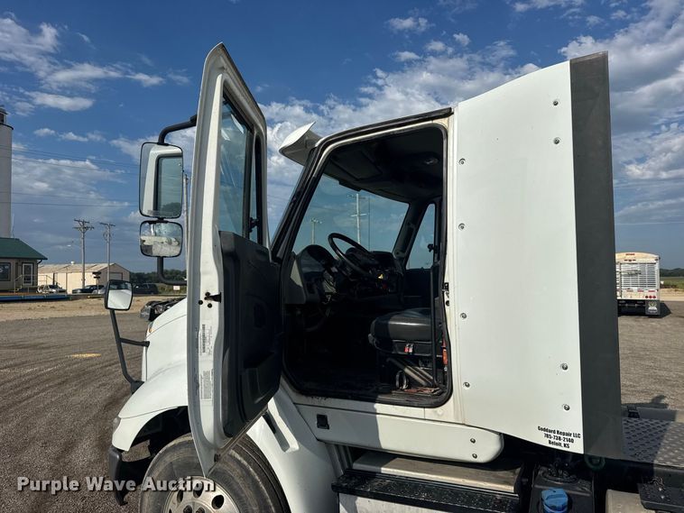 image for item DY3231 2017 International 8600 semi truck
