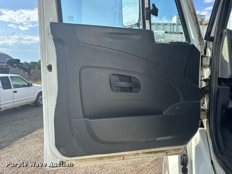 image for item DY3231 2017 International 8600 semi truck