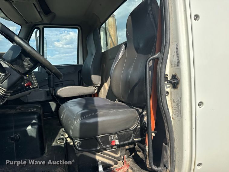 image for item DY3231 2017 International 8600 semi truck