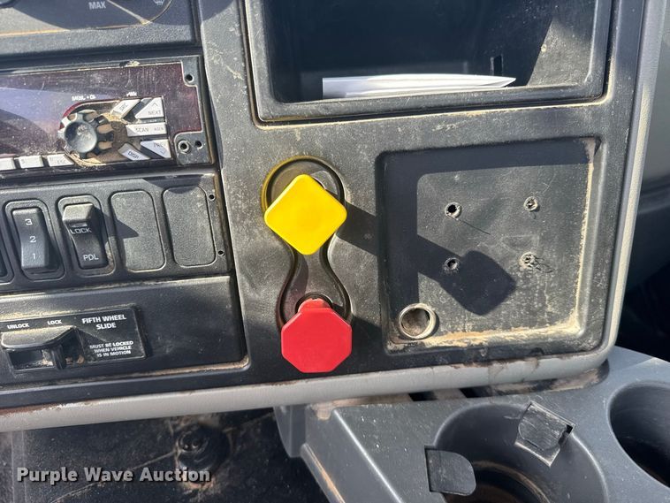 image for item DY3231 2017 International 8600 semi truck
