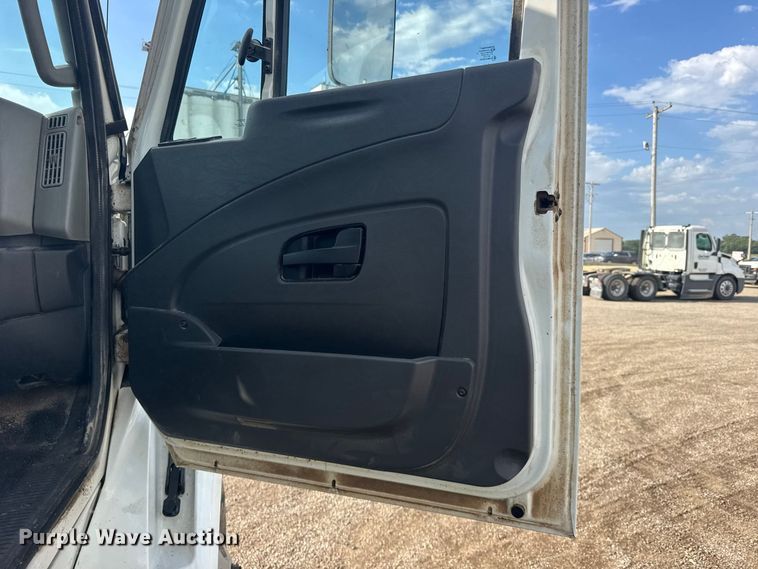 image for item DY3231 2017 International 8600 semi truck