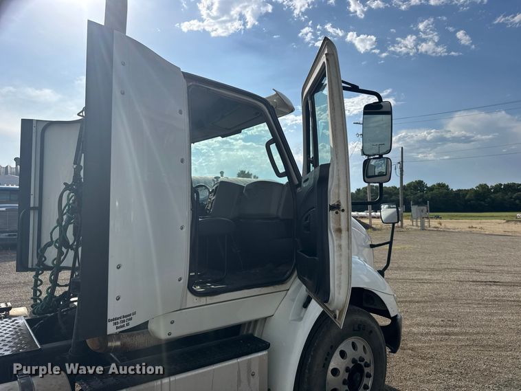 image for item DY3231 2017 International 8600 semi truck