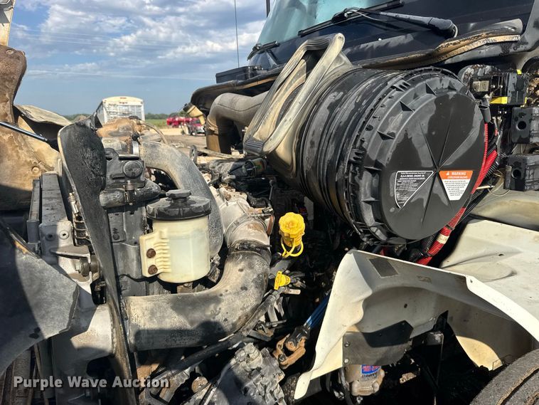 image for item DY3231 2017 International 8600 semi truck