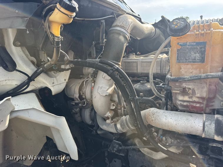 image for item DY3231 2017 International 8600 semi truck