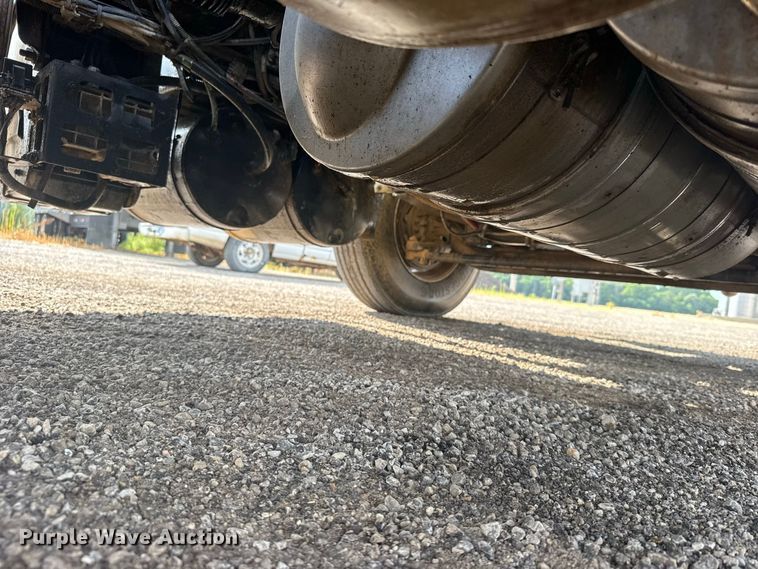 image for item DY3231 2017 International 8600 semi truck