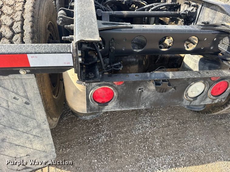 image for item DY3231 2017 International 8600 semi truck