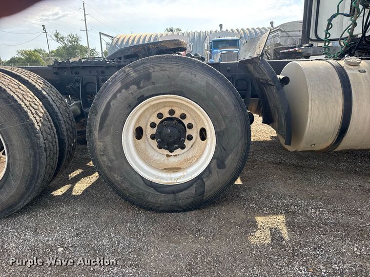 image for item DY3231 2017 International 8600 semi truck
