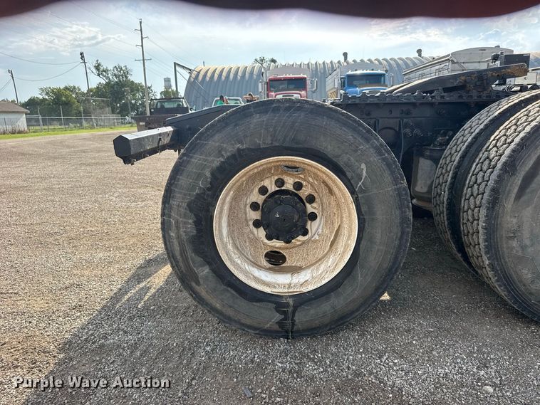 image for item DY3231 2017 International 8600 semi truck
