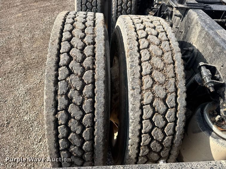 image for item DY3231 2017 International 8600 semi truck