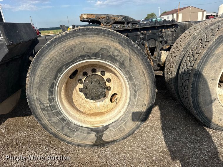 image for item DY3231 2017 International 8600 semi truck