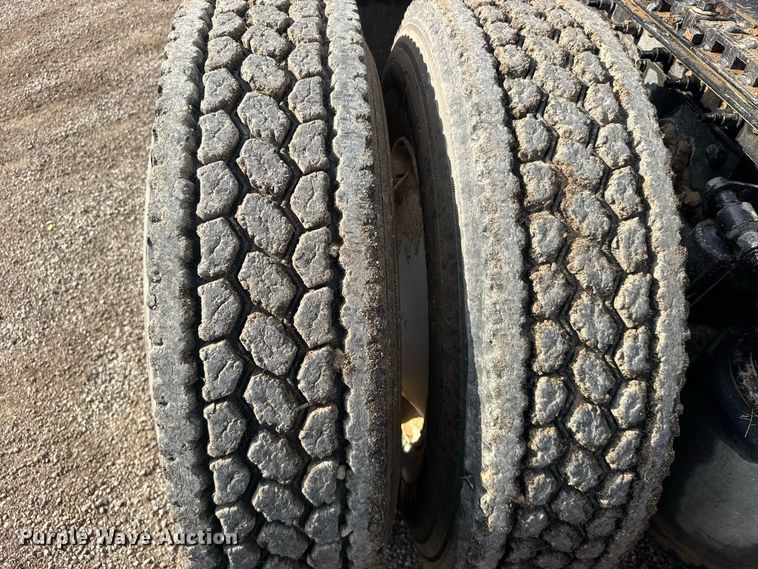 image for item DY3231 2017 International 8600 semi truck